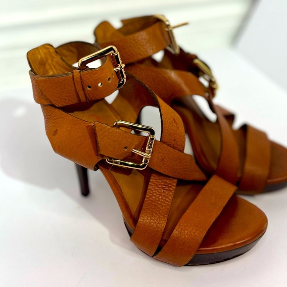 Michel Kors size 6.5 tan a few scuffs shown in pics, in fair pre-loved condition - Picture 2 of 7